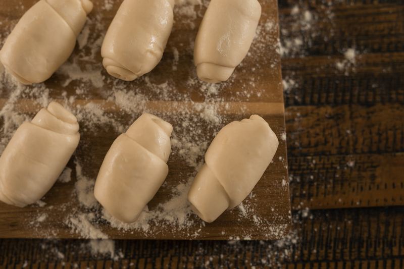 Massa dos pães sobre tábua enfarinhada