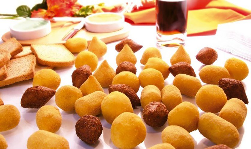 Mini salgados com molhos