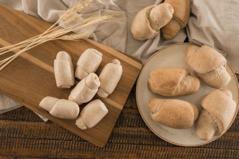 Mini pães da linha Mister Gegê sobre tábua de madeira