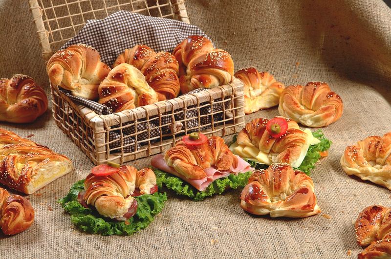 Cesta de salgados assados com folhas verdes