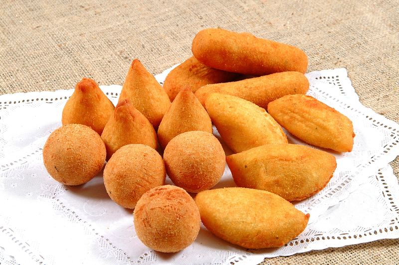 Coxinhas, croquetes e risoles dourados